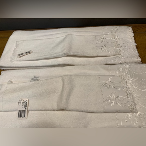 White Embroidered Fingertip and Body Towels, NWT, 2- Fingertip, 2- Body Towels - Picture 2 of 16